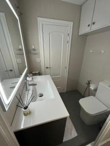 bagno con lavandino bianco e servizi igienici di Apartamento Elena Tour a Logroño