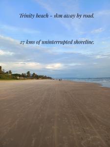 Una foto de una playa con las palabras "la playa infinita", fácil por carretera. en Palm Grove Cottages - Leisure Resort en Benaulim