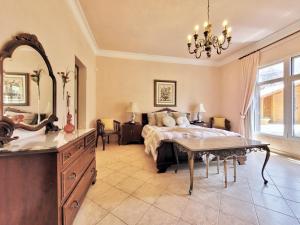 Un dormitorio con una cama, una mesa y un espejo. en Casa Irlanda Deluxe Apartment, en San Marcos 37 fotos más
