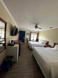 Postel nebo postele na pokoji v ubytování Travellers Inn Fredericton NB
