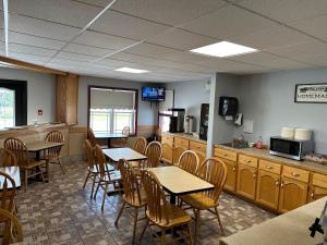 TV a/nebo společenská místnost v ubytování Travellers Inn Fredericton NB