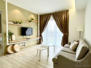 sala de estar con sofá y TV en Uchi Home Sweet Home^_^, en Cameron Highlands