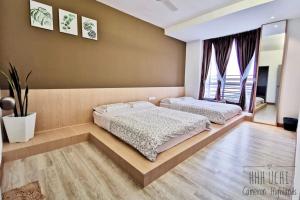 1 dormitorio con 2 camas y ventana grande en Uchi Home Sweet Home^_^, en Cameron Highlands