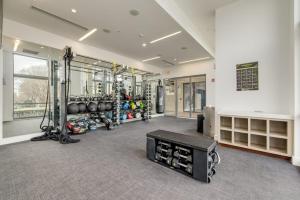 een kamer met een fitnessruimte met een stel fietsen bij Premium Apartments and Studios at Midtown 205 in Charlotte in Charlotte