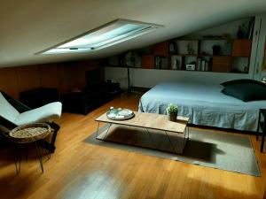 - une chambre avec un lit et une table basse dans l'établissement Leça Room, à Leça da Palmeira