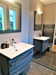 Kúpeľňa v ubytovaní Villa Solaris, proche plages et centre St Aygulf + 14 fotografií