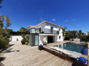 Bazén v ubytovaní Villa Solaris, proche plages et centre St Aygulf alebo v jeho blízkosti