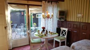 Habitación con mesa, sillas y comedor. en Bed and Breakfast Het Oude Bos en Wijnjewoude