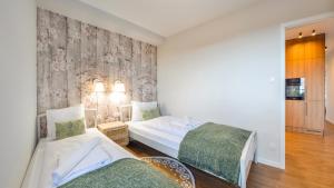 1 Schlafzimmer mit 2 Betten und Blumentapete in der Unterkunft Residence I Jastrzębia Góra, Sun & Snow in Jastrzębia Góra