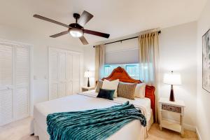 1 dormitorio con 1 cama y ventilador de techo en Largo Luxury, en Largo