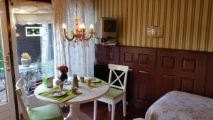 a room with a table and chairs and a bed at Bed and Breakfast Het Oude Bos in Wijnjewoude