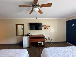 Postel nebo postele na pokoji v ubytování Travellers Inn Fredericton NB