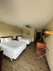 Postel nebo postele na pokoji v ubytování Travellers Inn Fredericton NB