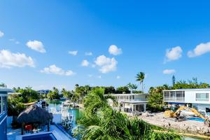 - une vue aride sur un port de plaisance avec des bateaux dans l'eau dans l'établissement Tollgate Tides, à Islamorada