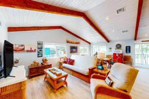a living room with a couch and a tv at Tollgate Tides in Islamorada