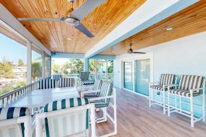 a dining room with a table and chairs at Tollgate Tides in Islamorada