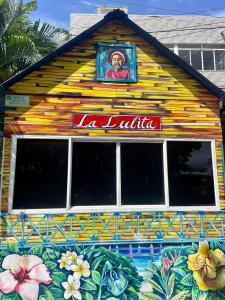 un edificio con un cartel en el costado en Alojamiento San Martín en San Andrés