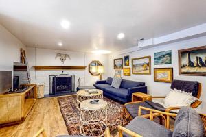 - un salon avec des canapés bleus et une cheminée dans l'établissement Taylors Ferry Retreat, à Portland