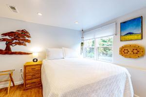 um quarto com uma cama e uma janela em Taylors Ferry Retreat em Portland