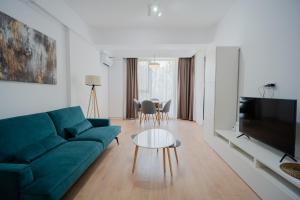 Zona de estar de Urban Oasis: New 1BR Apartment with Park Views