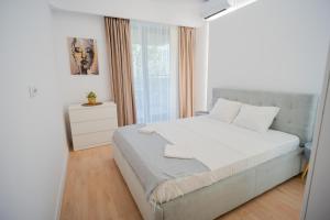 Cama o camas de una habitación en Urban Oasis: New 1BR Apartment with Park Views