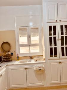 Kuchyň nebo kuchyňský kout v ubytování Appartement Vue de Mer Pied dans l'eau