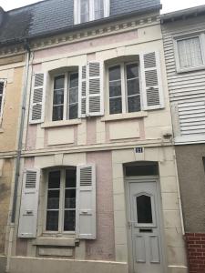 ein altes Haus mit weißen Türen und Fenstern in der Unterkunft Ravissante maison de pêcheurs Trouville proche centre et gare in Trouville-sur-Mer