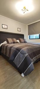 ein großes Bett in einem Schlafzimmer mit Deckenventilator in der Unterkunft Apartamento Greta Río CalleCalle in Valdivia