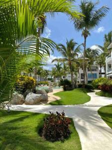 een wandelpad met palmbomen en landschapstuinen in een resort bij Estrella Dominicus con hermosa piscina! in La Laguna