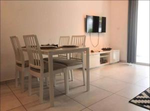 Μια τηλεόραση ή/και κέντρο ψυχαγωγίας στο Estrella Dominicus con hermosa piscina! 1st floor