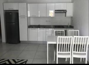 Η κουζίνα ή μικρή κουζίνα στο Estrella Dominicus con hermosa piscina! 1st floor