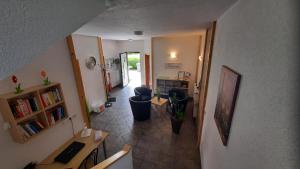 einen Blick über ein Zimmer mit Wohnzimmer in der Unterkunft Haus Alexandra Apartment in Bled