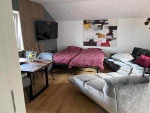 uma sala de estar com um sofá e uma mesa em Landhaus Falkennest em Flintsbach am Inn