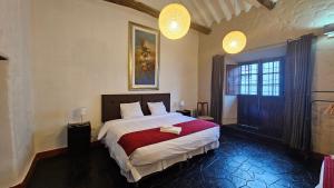um quarto com uma cama grande e duas luzes em La Llave 351 em Cusco