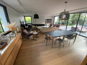 a living room with a table and a couch at Maison d'architecte décorée avec soin in La Baule
