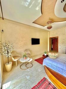 TV a/nebo společenská místnost v ubytování Appartement Marrakech avec piscine privée