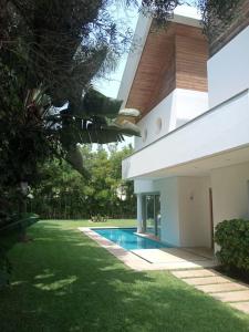 una casa con un patio con piscina en Belle Villa à Bouznika plage - Golf Bouzbay en Bouznika