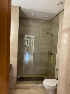 uma casa de banho com um chuveiro e um WC. em Belle Villa à Bouznika plage - Golf Bouzbay em Bouznika