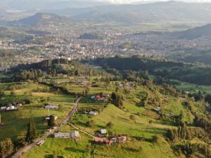 z góry widok na wioskę na wzgórzu w obiekcie Cabaña Campestre La Esperanza w mieście Duitama