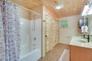 bagno con vasca, doccia e lavandino di Cozy Cable Cabin Rental - Pet Friendly! a Cable Altre 18 foto