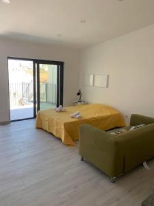 una camera con letto e divano di CASA ANALUCIA a Faro