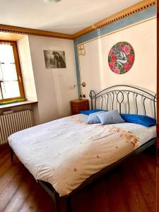 ein Schlafzimmer mit einem großen Bett in einem Zimmer in der Unterkunft Casa Gianmoena in Cavalese