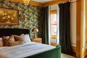 sypialnia z łóżkiem i oknem w obiekcie Guild House Hotel w Filadelfii