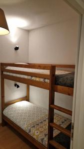 מיטה או מיטות קומותיים בחדר ב-Le calme de Ax