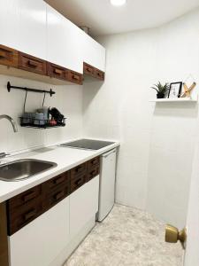 uma cozinha branca com um lavatório e uma bancada em EUROPA ELITE em Sierra Nevada