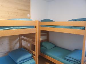 Palanda nebo palandy na pokoji v ubytování Chalet Jaune Charmant SOM