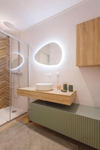 a bathroom with a sink and a shower at Le Balcon du 21 in Bourg-en-Bresse