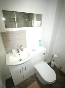 une salle de bain avec un lavabo blanc et des toilettes dans l'établissement 2 Bedroom House - Beautifully Decorated & Furnished - Parking - Large Garden, à Ashington 15 autres photos