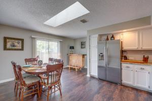 Una cocina y un comedor con una mesa y un refrigerador. en Ponte Vedra Beach Family Home 2 Mi to Beaches!, en Ponte Vedra Beach