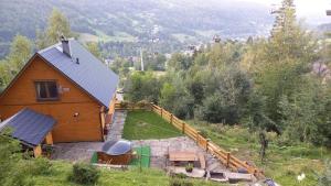 een luchtzicht op een huis op een heuvel bij Domek Hulanka in Szczyrk